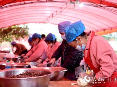 江西铅山：“帐篷厨房”保障景区滞留人员用餐