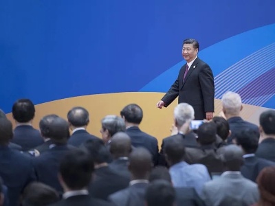 “是敌视对立还是相互尊重？是封闭脱钩还是开放合作？是零和博弈还是互利共赢？”