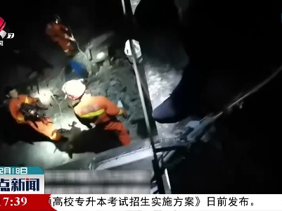 男孩坠入深井 消防紧急救援