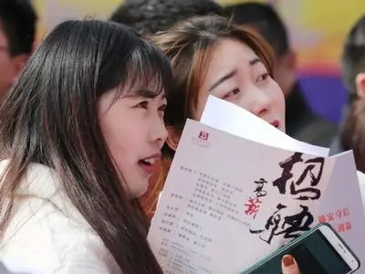 一些女性担忧：延长生育假会抬高就业“隐形门槛”吗 