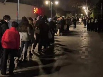热评|为抢玩偶“憋到尿血”，粉丝们别玩物丧“智”