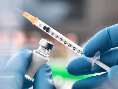 我国完成新冠疫苗全程接种超十一亿人（国务院联防联控机制发布会）