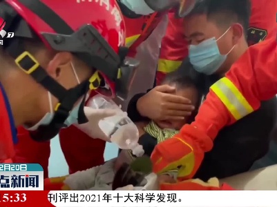 云南保山：幼童铁环卡手 消防细心救援
