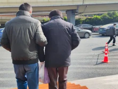 热评|每一个努力生活的人都值得被尊重
