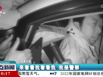 多车追尾导致人员受伤 众人合力抬车救人