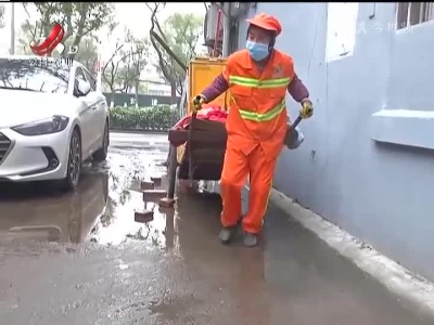 南昌市井冈山大道：水管破裂积水多年 居民出入靠雨鞋