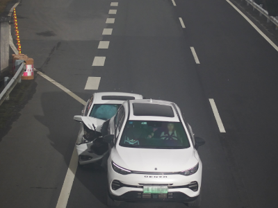 万莫这样开车！九江一男子长时间看后视镜追尾前车