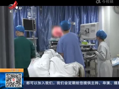 广东广州：惊人！女子误吞17厘米梳子
