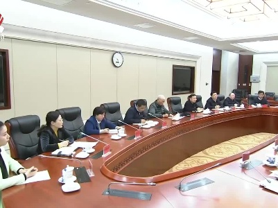 易炼红主持召开省委常委班子民主生活会征求意见座谈会
