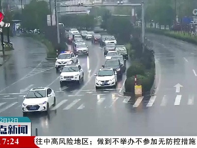 老人突发疾病 民警紧急送医
