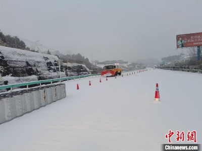 贵州积雪最深12厘米 网友调侃：最“二”的日子实现看雪自由