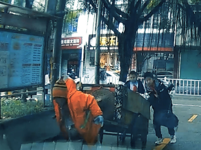 赣州龙南：寒冷雨天  私家车行车记录仪记录下暖心一幕