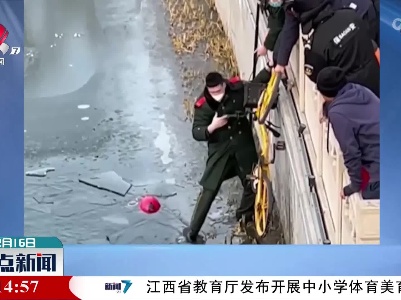 武警百米冲刺跳河岸救人