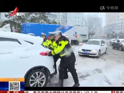 九江湖口：入冬来首场大雪 多部门积极应对