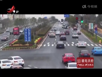 赣州蓉江新区：小车侧翻司机被困 好心路人合力相救