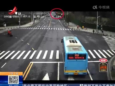 南昌：“爱”闯红灯的客货运车辆 你已经被交警盯上啦