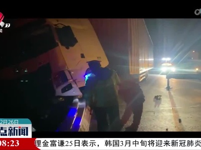 司机突发疾病车辆冲出护栏 交警紧急送医