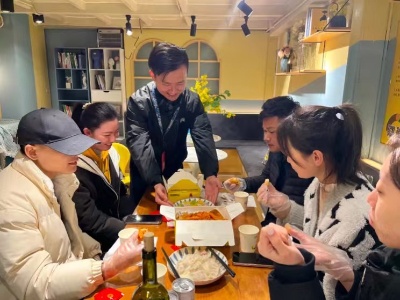 他们拉住回家的裙角, 为团圆描上金边