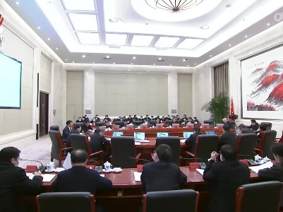 易炼红主持省委理论学习中心组集体学习时强调 坚定捍卫“两个确立” 坚决做到“两个维护” 打造最讲党性最讲政治最讲忠诚最讲担当的地方 叶建春出席