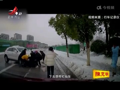 【“1分多钟就把人拉出来了”】1人车祸被卷车底 10多人出手抬车