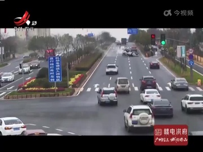 赣州蓉江新区：小车侧翻司机被困 好心路人合力相救