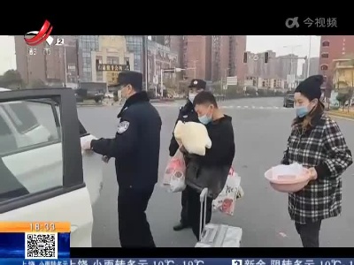 南昌经开：产妇出院回家路被封 暖心民警开道护送