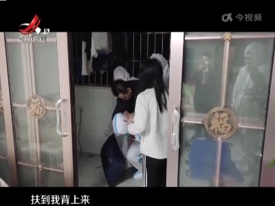 赣州：封控小区男子突发疾病 消防员紧急施救