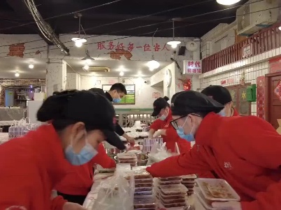今视频联合南昌爱心餐企 为防疫一线工作者送爱心餐