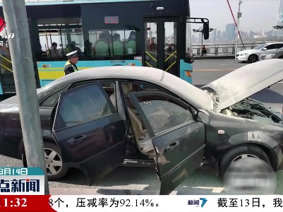 小车起火 公交司机飞奔扑救