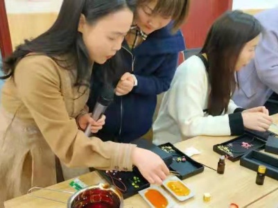 九江浔阳区人民路街道开展妇女节手工香薰制作活动