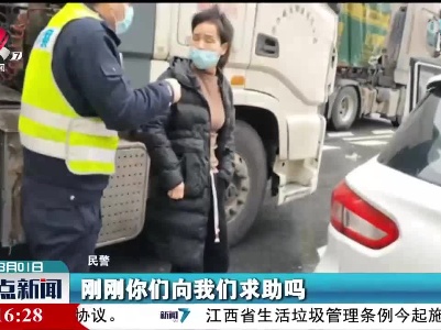 小孩突发高烧 交警暖心护航