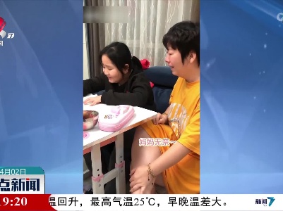 妈妈辅导孩子作业 崩溃大哭
