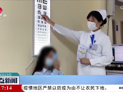 短时间内喝完8杯水 她患上了眼病
