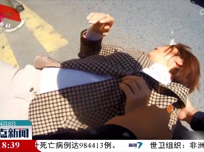 市民马路昏迷 交警紧急救助
