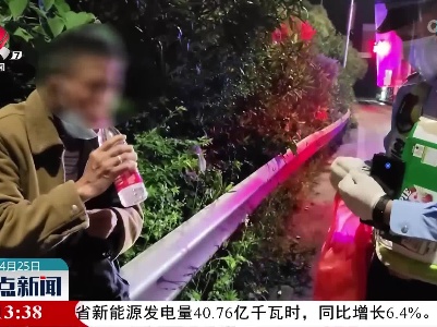 孤寡老人高速逆行 交警发现助其回家