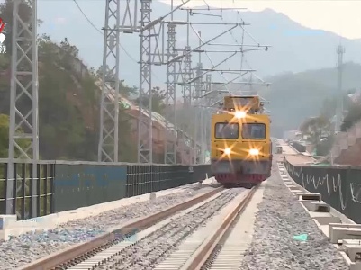 兴泉铁路全线铺轨贯通