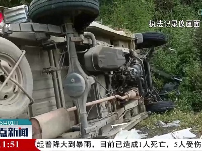 货车高速上爆胎 他幸好系了安全带