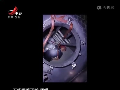 赣州于都：掉入3米深油罐车 男子险些窒息
