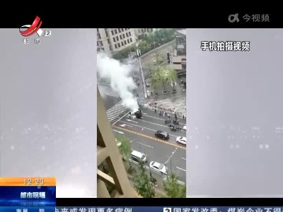 重庆：婚车头车突然起火 周围商家一起救援