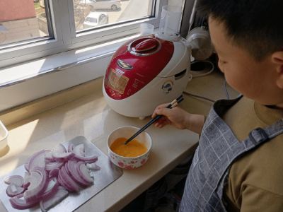 观察丨孩子要学煮饭种菜修家电，家长要多鼓励支持