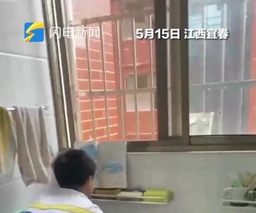5月15日，江西宜春，初中男生在水房边洗衣服边读书，老师查寝时看到这一幕感慨：自律认真的孩子最帅