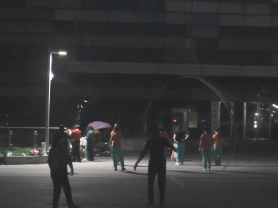 新余：图书馆广场路灯不亮 市民休闲健身受限