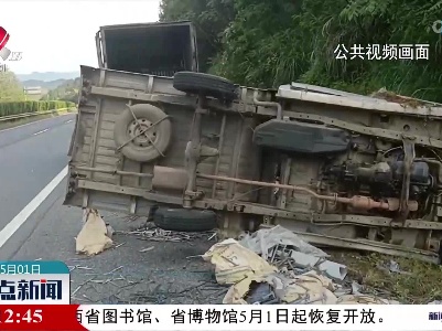 货车高速上爆胎 他幸好系了安全带