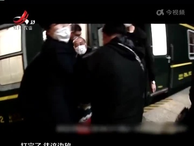 旅客突发疾病 床单被褥成“担架”