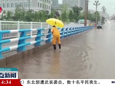 重庆：暴雨致城区道路积水 抢险人员疏通保畅