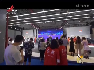 赛龙舟包粽子 端午佳节氛围浓