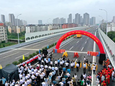 百万昌南人民喜迎南外环高速公路竣工通车
