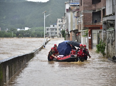 江西龙南：强降雨来袭 多部门紧急救援受困群众