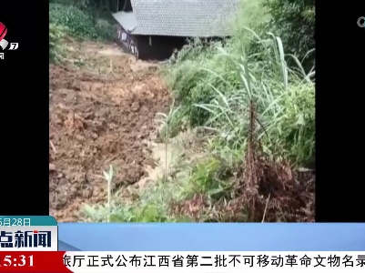 泥石流即将来临 他们冒险转移群众
