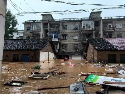 一楼被淹水位持续上涨 宜春消防紧急解救数十名被困群众